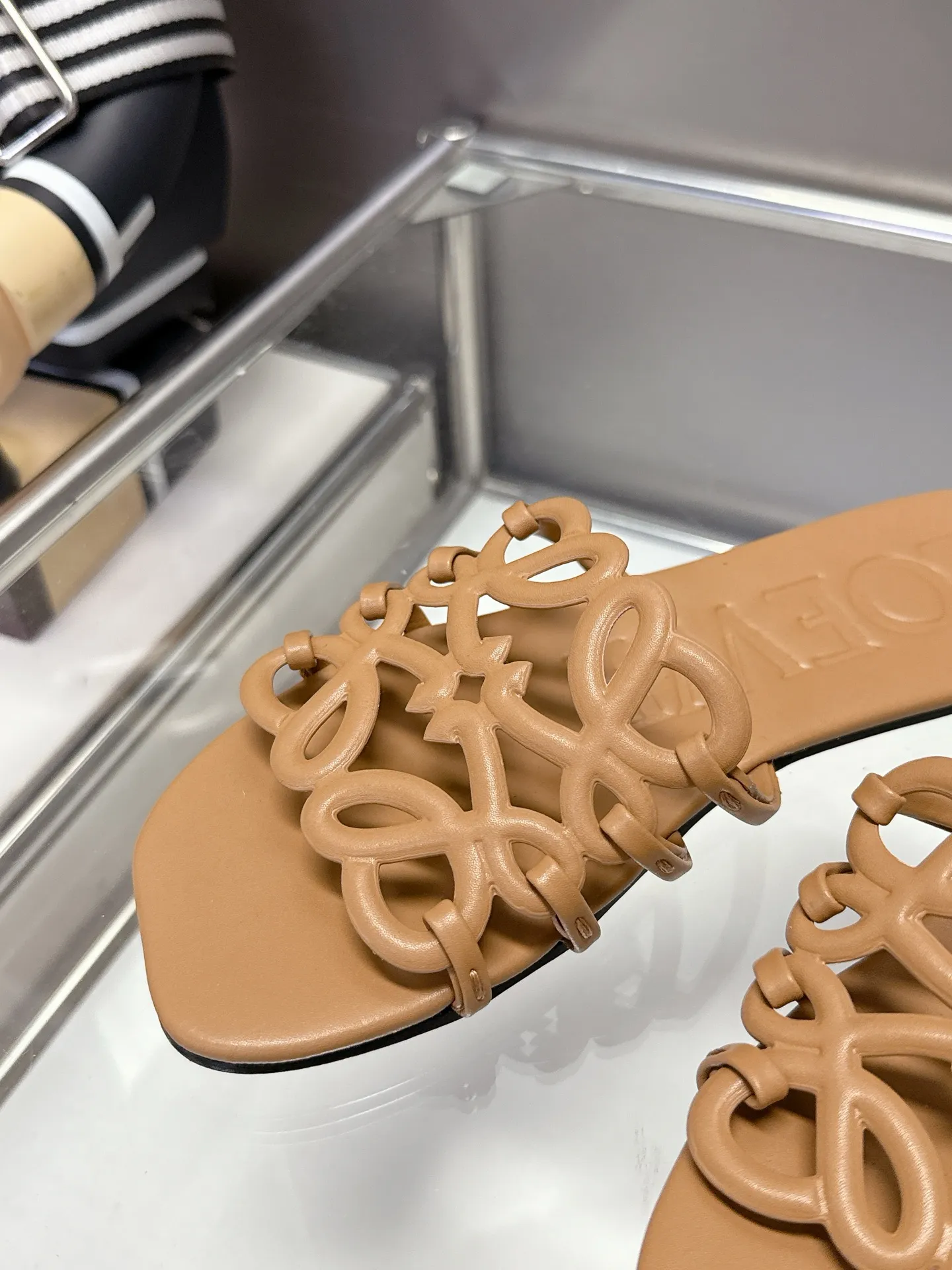👟👟Ex-factory price 460👟👟 Leather injection molded non-slip outsole. Code number 35-40! LOEWE 25ss new slippers for spring and summer, the crazy simple design feels cleaner and more elegant, which will make you miss it. The color is also very attractive and beautiful, and the moment you put it on your feet, you are full of temperament and aura, you are simply invincible, handsome and stylish!